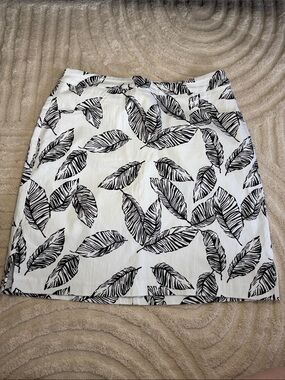 🎉4/30$🎉 Tribal White Mini Skirt with Black Leaf Print